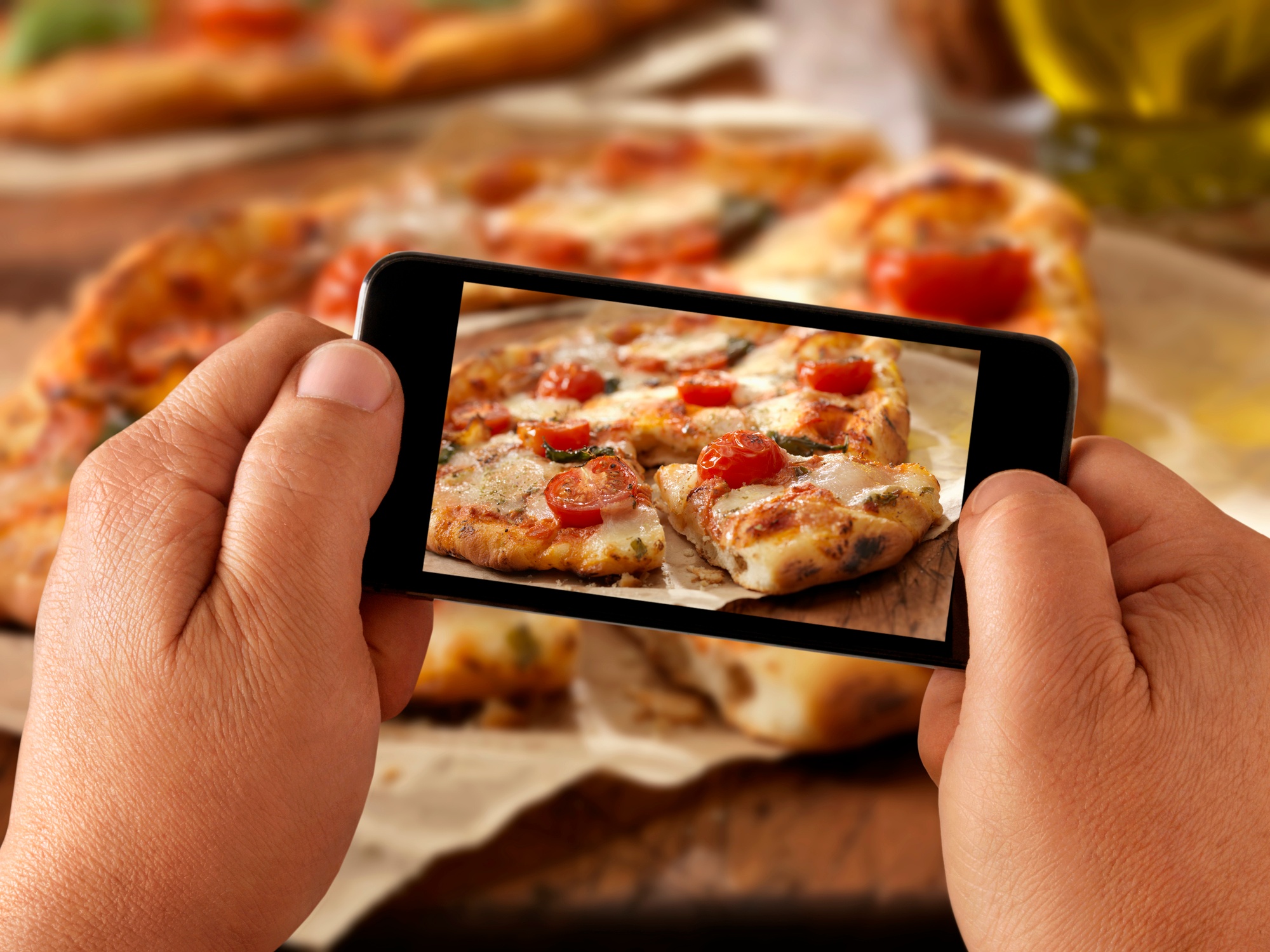 Пиццерия телефон доставки. Пицца картинки. Фотографирует пиццу. Фоткают пиццу. Ест вкусную пиццу.